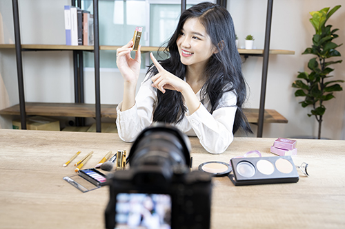 1757563125238998.jpg 花瓣素材_图像,青年人,显示器,女性,电视摄像机,亚洲,商务,博客,一个人,泰国_1646036.jpg